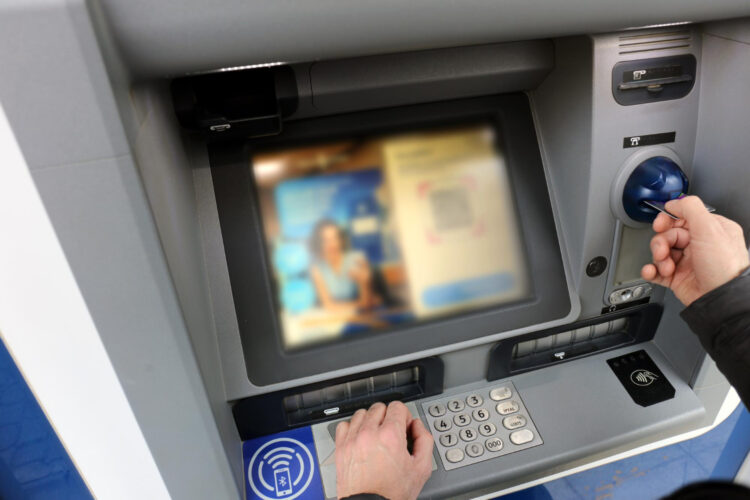 ATM kartınızı yutarsa ne yapmalısınız? Kartı geri almak için yapılan bu hata risk oluşturabilir