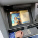 ATM kartınızı yutarsa ne yapmalısınız? Kartı geri almak için yapılan bu hata risk oluşturabilir