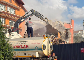 Bitişiğindeki temel kazısı sırasında yan yatmaya başlamıştı: Yıkımı yapıldı