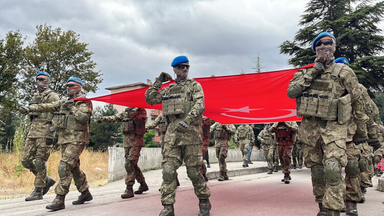 Bolu'da komandolar eşliğinde 30 Ağustos coşkusu: Vatandaşlar dakikalarca alkışladı