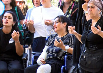Eşi ve oğlu borç yüzünden öldürülmüştü: Cenazeye tekerlekli sandalyeyle katıldı