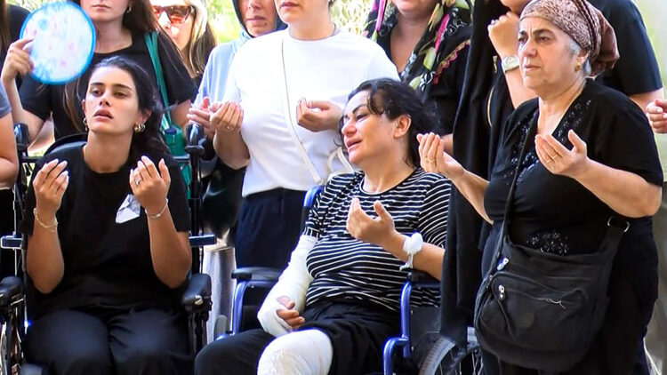Eşi ve oğlu borç yüzünden öldürülmüştü: Cenazeye tekerlekli sandalyeyle katıldı