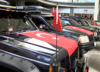 İstanbul’da 30 Ağustos coşkusu yollara taştı! 70 cip Türk bayraklarıyla konvoy yaptı
