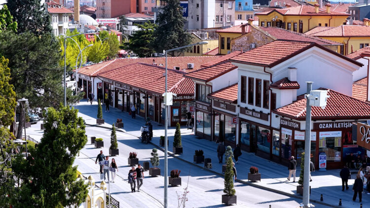 Bakan Kurum, yenilenen Çorum Tarihi Kent Meydanı'ndan görüntüler paylaştı: "Çorum'a çok yakıştı"