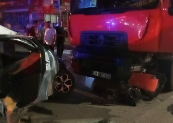 Samsun'da kamyon, otomobile çarptı: 3 yaralı