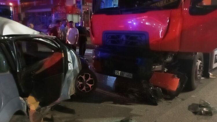 Samsun'da kamyon, otomobile çarptı: 3 yaralı