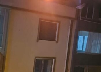 Küçükçekmece'de 5 katlı binanın çatısında yangın: 1 kişi duman etkilendi