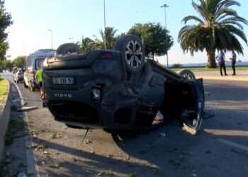 Kartal’da otomobil refüjdeki ağaca çarpıp takla attı: 1 yaralı
