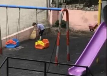 Çocuklar, oynadıkları parkı temizledi