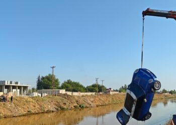 Dereye uçan otomobilin sürücüsü kayboldu