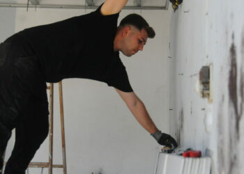 Gündüz elektrikçi, gece sokak müzisyeni