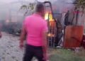 Bağ evi ile araç yandı