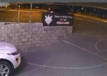 Beylikdüzü'nde motosikletin otomobile çarptığı anlar kamerada: 2 yaralı