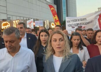 Özgür Özel, Beylikdüzü'nde yürüyüşe katıldı