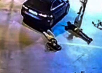 Otomobiliyle motosiklete çarptı, kaputtaki çocuğu indirip yaralıları ezerek kaçtı; o anlar kamerada