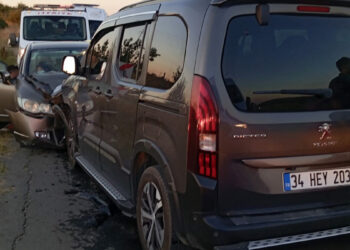 Edirne’de otomobil ile hafif ticari araç kafa kafaya çarpıştı: 2 yaralı