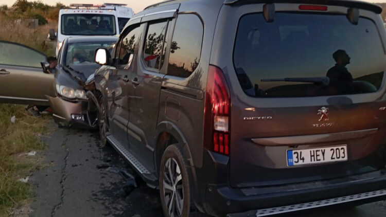 Edirne’de otomobil ile hafif ticari araç kafa kafaya çarpıştı: 2 yaralı
