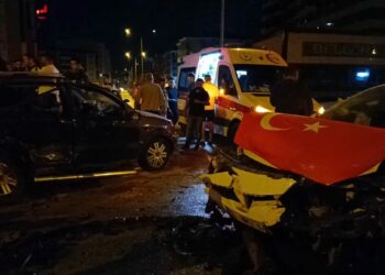 Bursa'da 2 otomobil çarpıştı: 7 yaralı
