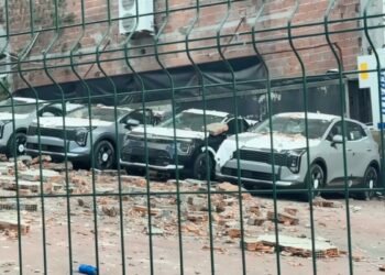 Kağıthane’de duvar otoparka doğru çöktü: 12 sıfır araçta 30 milyon liralık hasar oluştu
