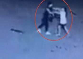 11 yaşındaki çocuğu site bahçesinde darbetti; olay kamerada