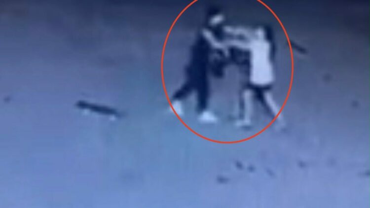 11 yaşındaki çocuğu site bahçesinde darbetti; olay kamerada