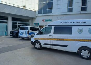 Aksaray'da iki otomobil çarpıştı; anne öldü, baba ile kızı yaralı