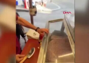 Çocuğu için lahmacun almak isteyen kadına '5'ten az satmam' diyen seyyar satıcının tezgahı kaldırıldı