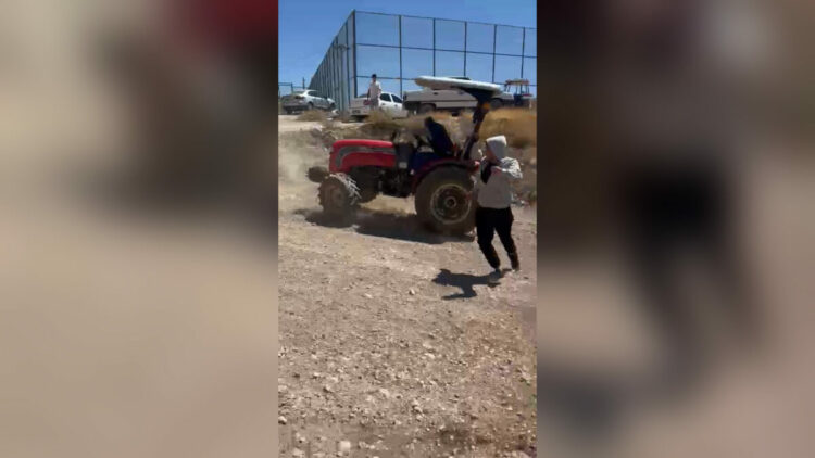 Tartıştığı ailenin üzerine traktör sürdü; o anlar kamerada