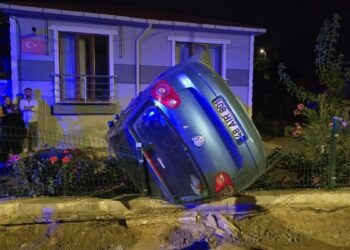 Takla atıp bahçeye giren otomobilin sürücüsü yaralandı