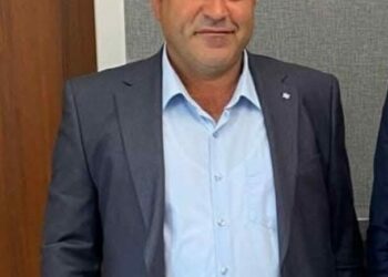 Devrilen traktörün altında kalan muhtar, hastanede öldü