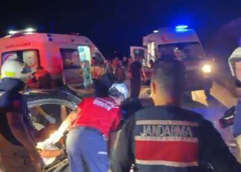Bursa'da iki otomobil kafa kafaya çarpıştı: Anne ve kızı öldü, 2'si jandarma 5 yaralı