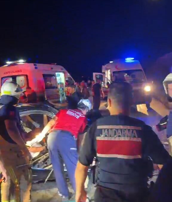 Bursa'da iki otomobil kafa kafaya çarpıştı: Anne ve kızı öldü, 2'si jandarma 5 yaralı