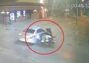 Eskişehir’de motosiklet otomobile çarptı; kaza kamerada