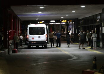İzmir'de motosiklet bariyerlere çarptı: 1 ölü, 1 ağır yaralı