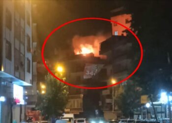 Diyarbakır’da binanın çatısı yandı; 2 gözaltı