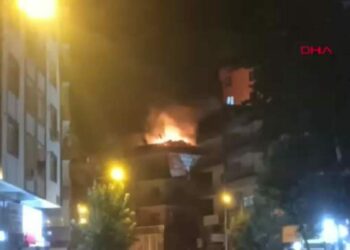 Diyarbakır’da binanın çatısı yandı; 2 gözaltıDiyarbakır’da binanın çatısı yandı; 2 gözaltı