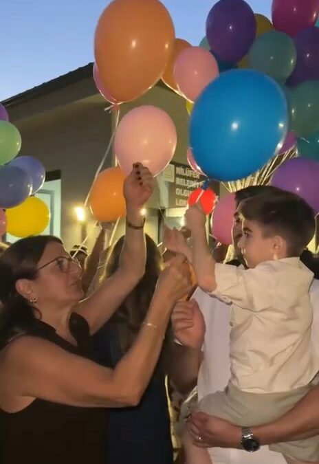 Dubai’deki tedavisi tamamlanan DMD hastası Kuzey’e ‘balonlu’ doğum günü sürprizi
