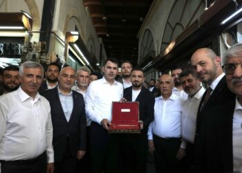 Bakan Kurum, Kahramanmaraş'ta Kapalı Çarşı'yı ziyaret etti