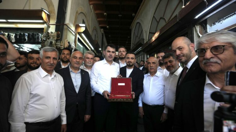 Bakan Kurum, Kahramanmaraş'ta Kapalı Çarşı'yı ziyaret etti