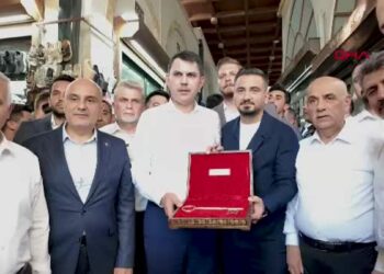 Bakan Kurum, Kahramanmaraş’ta Kapalı Çarşı'yı ziyaret etti