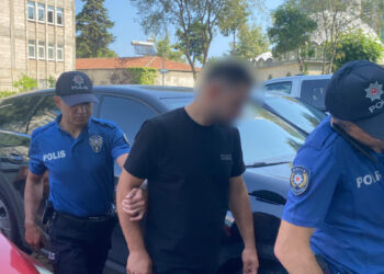 Araçtan sarkıp konvoyu çekerken, başını duraksayan minibüse çarptı