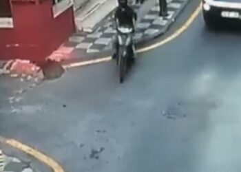 Polisten kaçan sürücünün motosikleti vali yardımcısına çarptı; o anlar kamerada