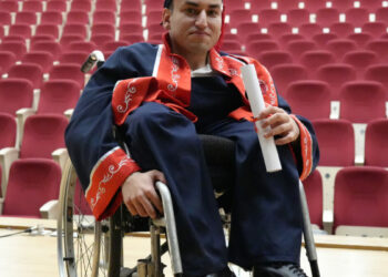 Babasının her gün okula götürüp getirdiği fiziksel engelli Abdullah, mezun oldu
