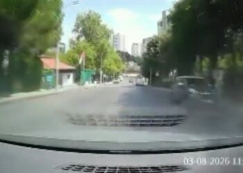 Başakşehirde yokuştan kayan aracı fark edip otomobilinden inerek koştu; kaputundan tutarak durdurdu