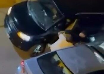 Çekmeköy'de sürücülerin tekmeli yumruklu yol verme kavgası kamerada