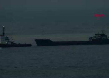 Karadeniz'de vurulan Palau bayraklı kuru yük gemisi Zonguldak'a çekildi