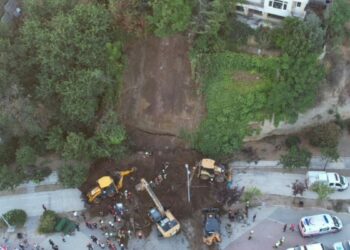 Büyükçekmece'de toprak kayması; arama-kurtarma çalışmaları tamamlandı