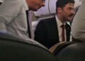 Bakan Memişoğlu, uçakta rahatsızlanan yolcuya müdahale etti