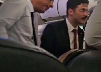 Bakan Memişoğlu, uçakta rahatsızlanan yolcuya müdahale etti