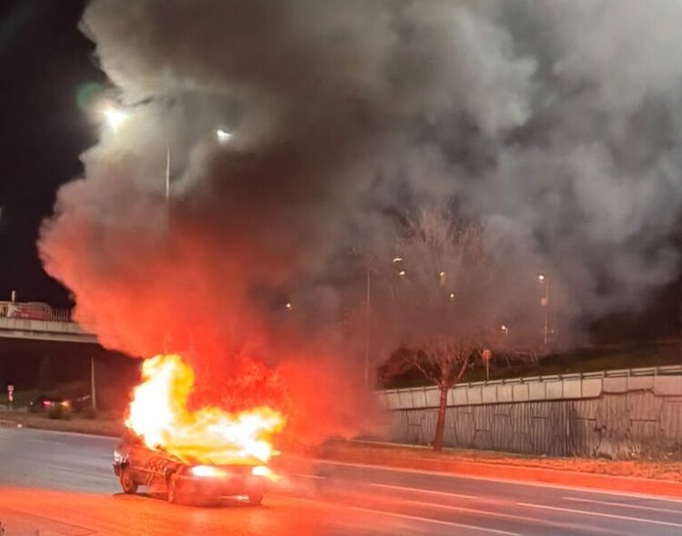 Eskişehir’de seyir halinde alev alan otomobilin sürücüsü yaralandı